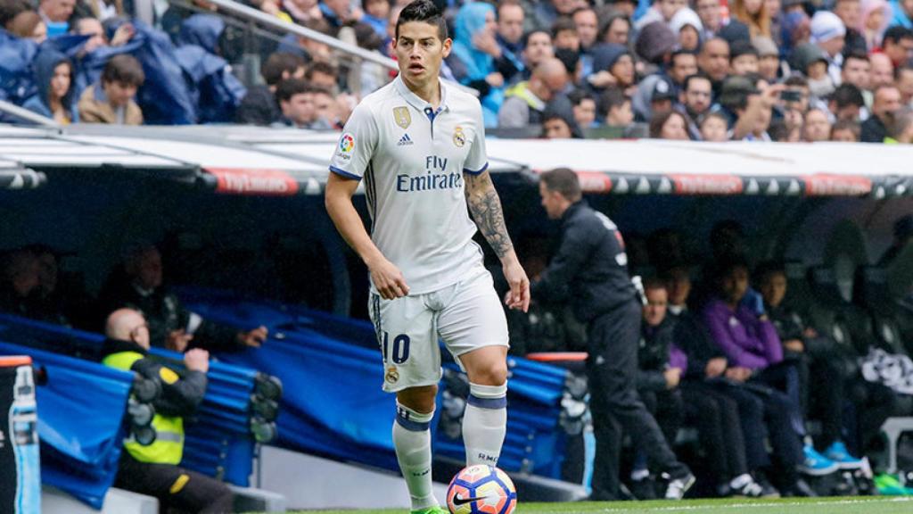 James Rodriguez con el balón Fotógrafo: Manu Laya / El Bernabéu