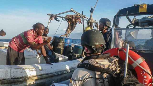 Soldados españoles se aproximan a una embarcación somalí en aguas del Índico.