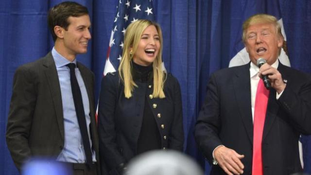 Jared, Ivanka y Donald Trump en Iowa durante la campaña presidencial.