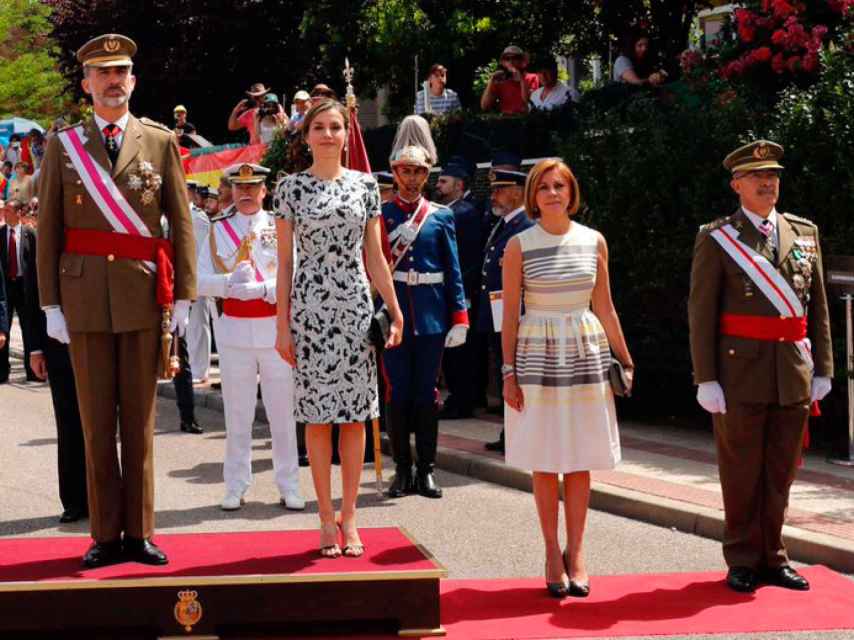 Los reyes y la ministra de Defensa en el desfile del Día de las Fuerzas Armadas.