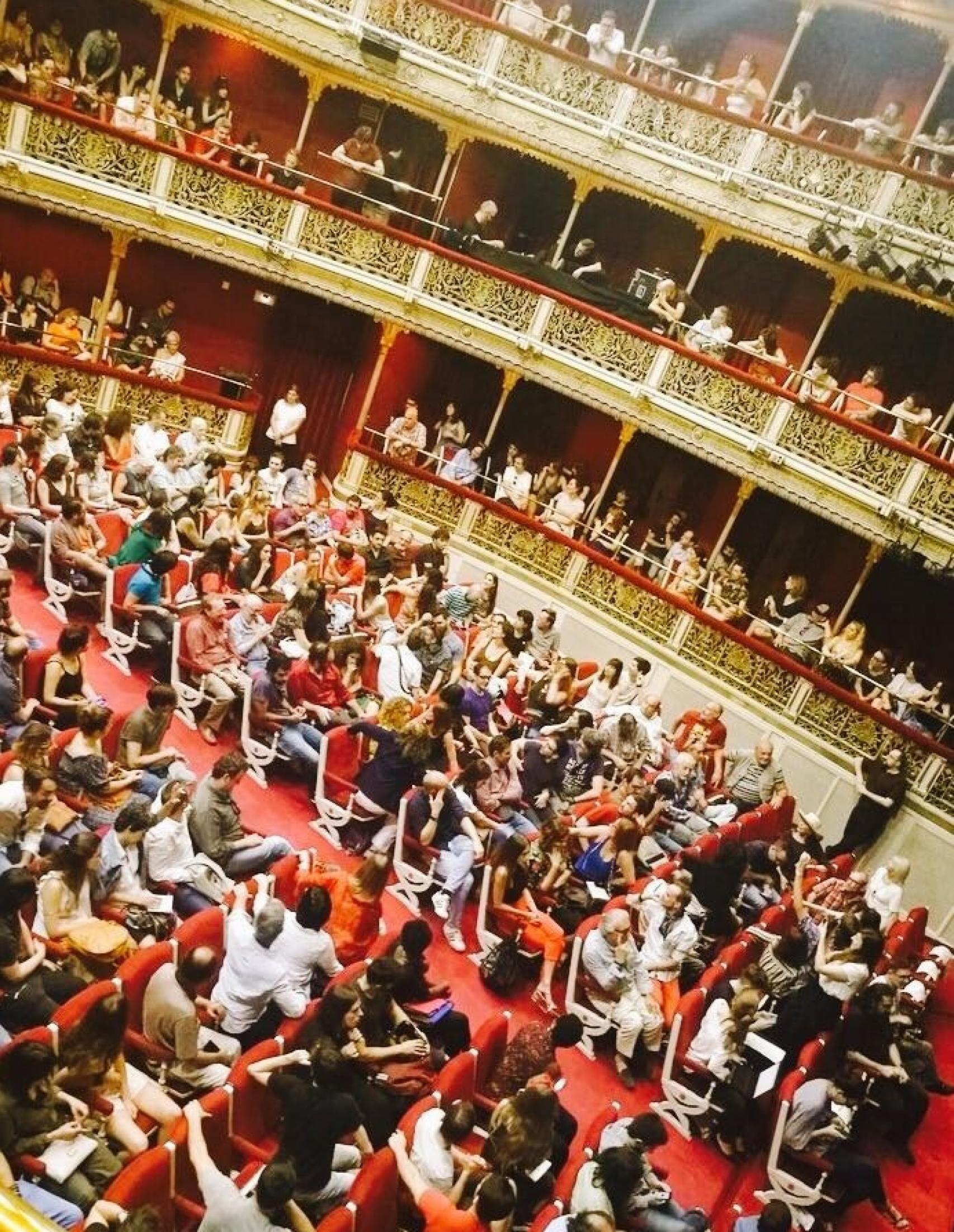 El patio de butacas del teatro, durante la intervención de Forges.