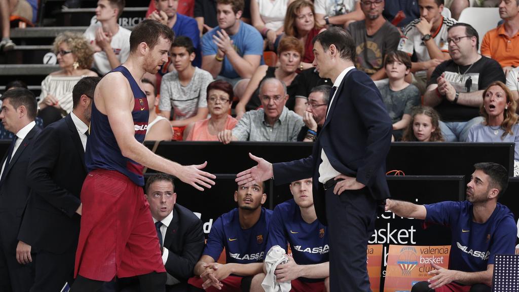 Claver saluda a Bartzokas al marcharse al banquillo.