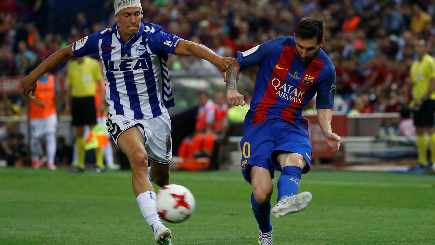 Messi pone la pelota.