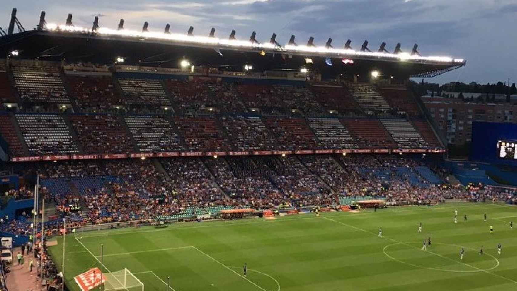Otro ángulo de la tribuna del Calderón durante la final de Copa.