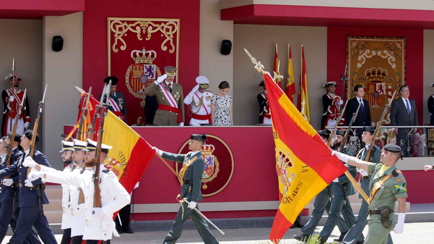 Una división del Ejército desfila frente a los Reyes de España, en 2017 en Guadalajara.