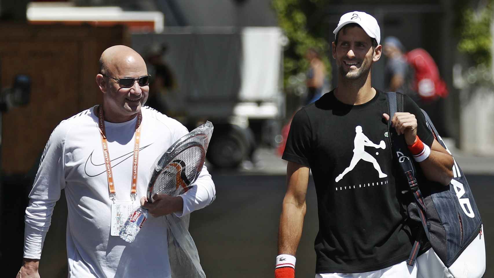 Djokovic con Andre Agassi durante un entrenamiento.