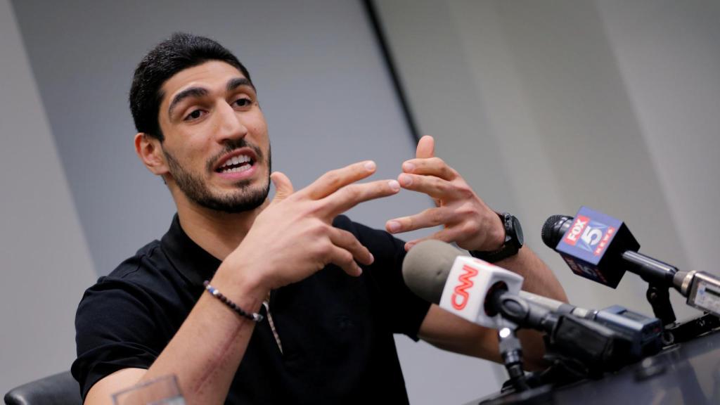 Enes Kanter habla con los medios tras sus problemas burocráticos.