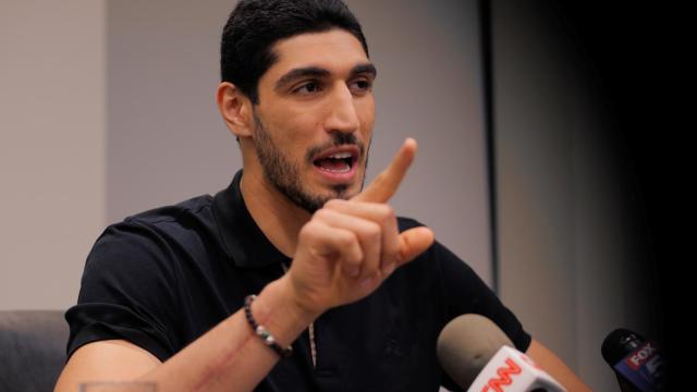 Enes Kanter habla con los medios tras sus problemas burocráticos.