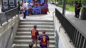 Los seguidores del Barcelona salen del metro camino del estadio.