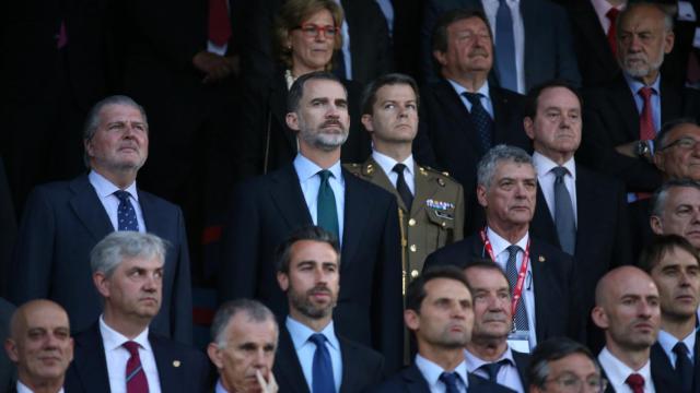 Felipe VI, entre Íñigo Méndez de Vigo y Ángel María Villar, en el palco del Calderón.