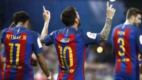 Messi celebra con Piqué y Neymar su gol en la final de Copa.