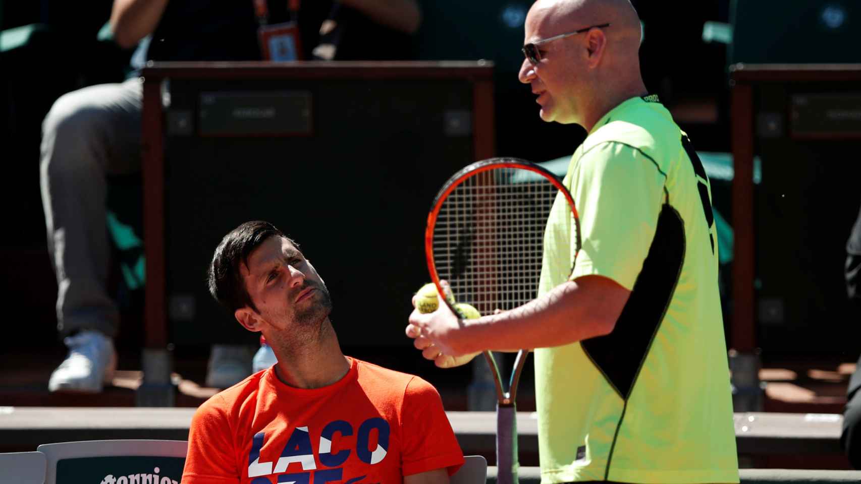 Agassi, con Djokovic durante un entrenamiento en Roland Garros.