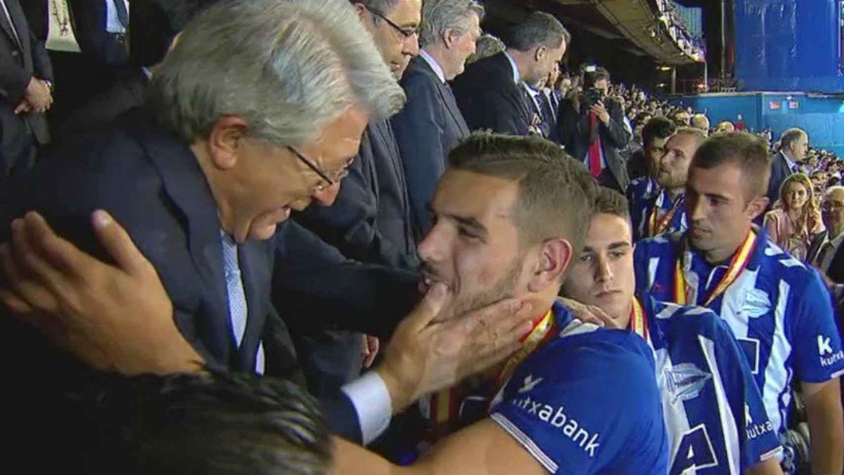 El abrazo de Cerezo a Theo en la final de Copa. Foto: Twitter (@elchiringuitotv)