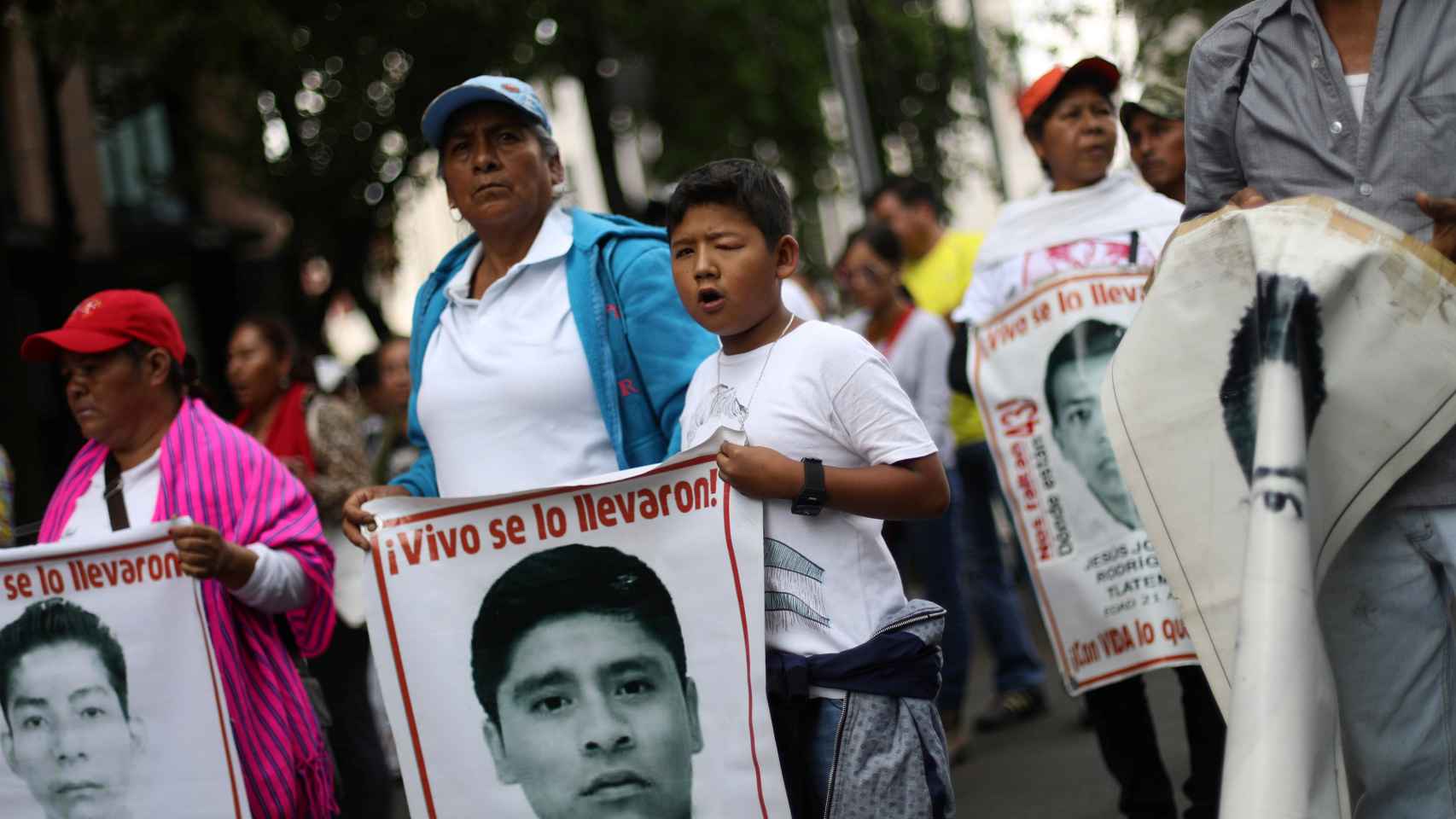 Familiares de los 43 estudiantes desaparecidos de Iguala, en una manifestación este sábado