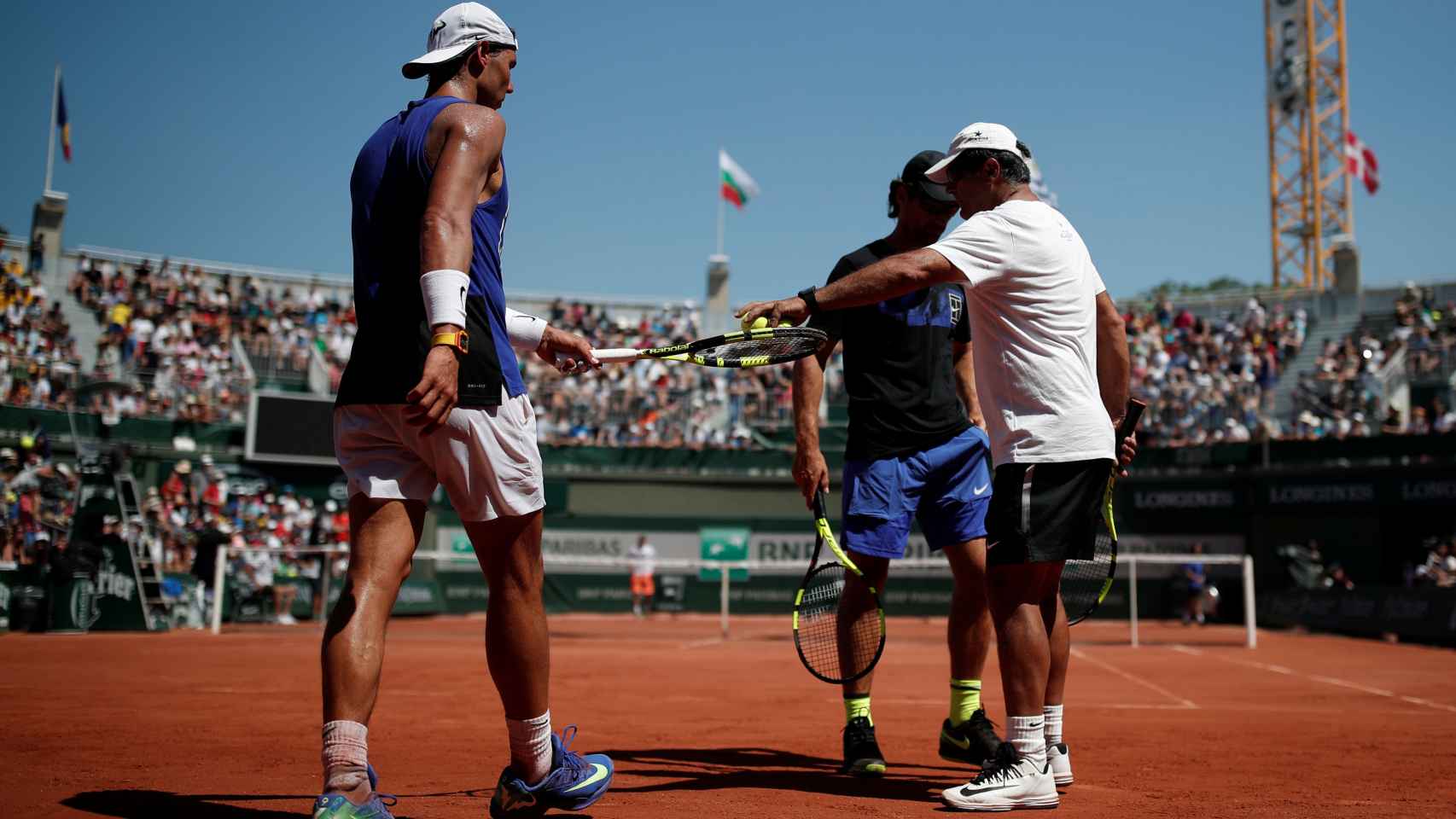 Nadal, hablando en un entrenamiento con Toni Nadal y Carlos Moyà.