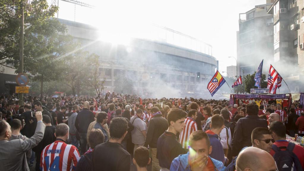 Los seguidores rojiblancos acuden al Vicente Calderón.