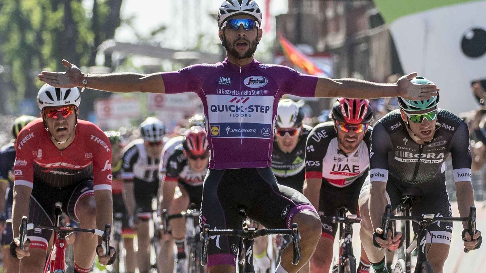 Gaviria celebra la victoria en la decimotercera etapa del Giro.