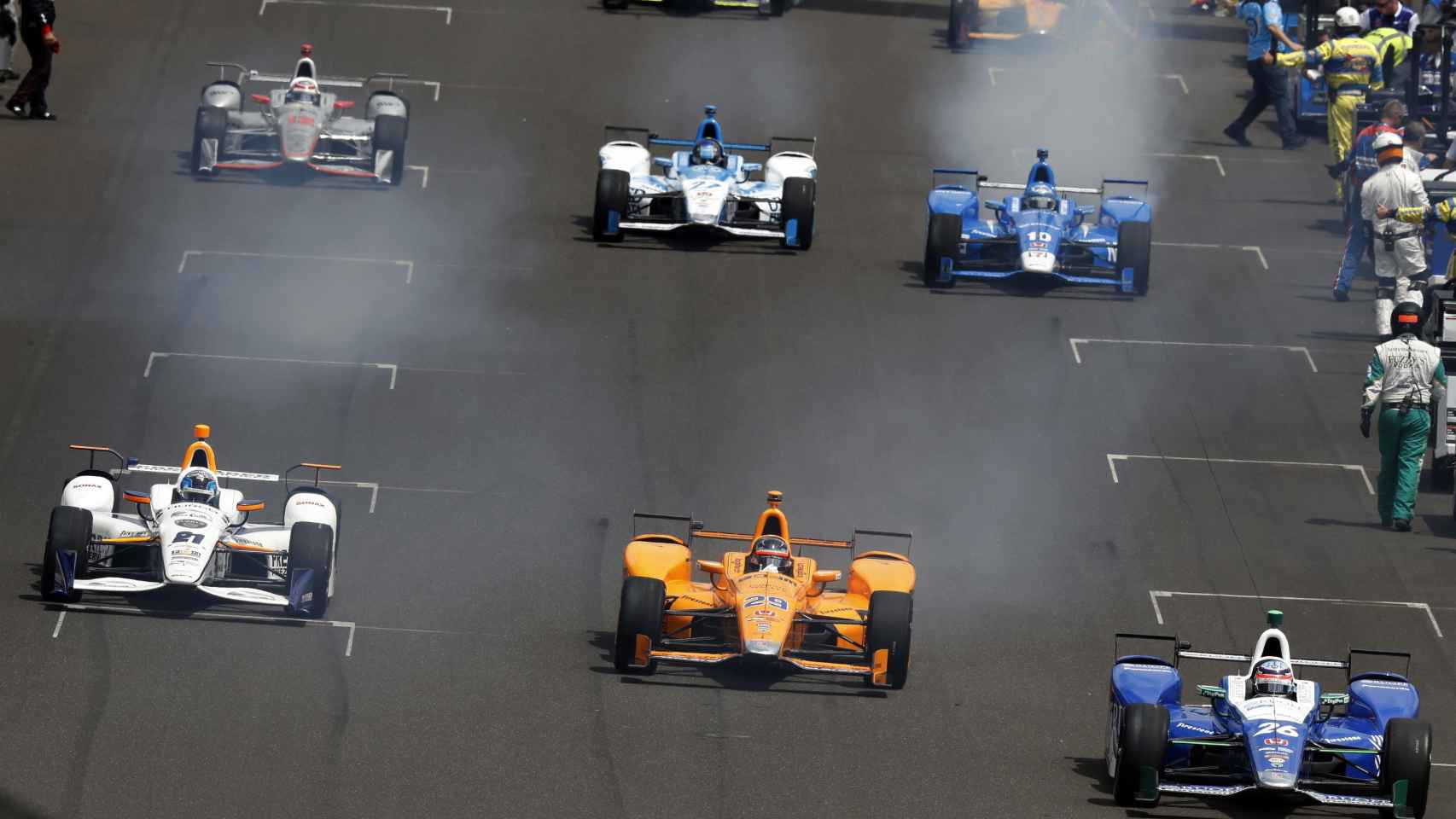 Fernando Alonso, en el medio y de naranja, durante la carrera.