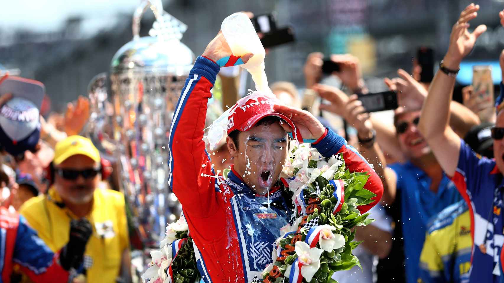 Takuma Sato celebra su victoria.