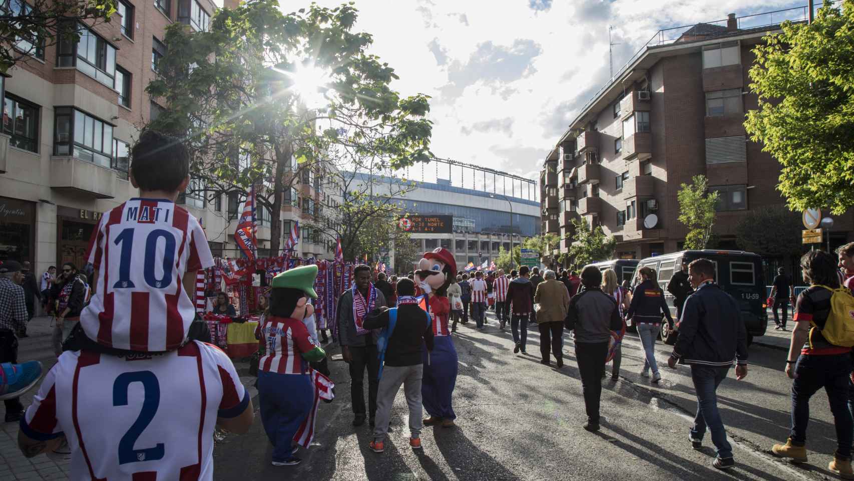 Los aficionados colchoneros caminan hacia el Calderón.