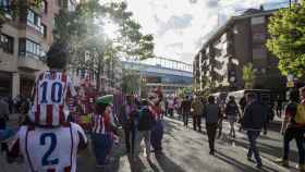 Los aficionados colchoneros caminan hacia el Calderón.