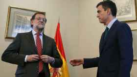 Rajoy, en 2016, el día que escenificó su rechazo a Sánchez negándole el saludo ante las cámaras. / EFE