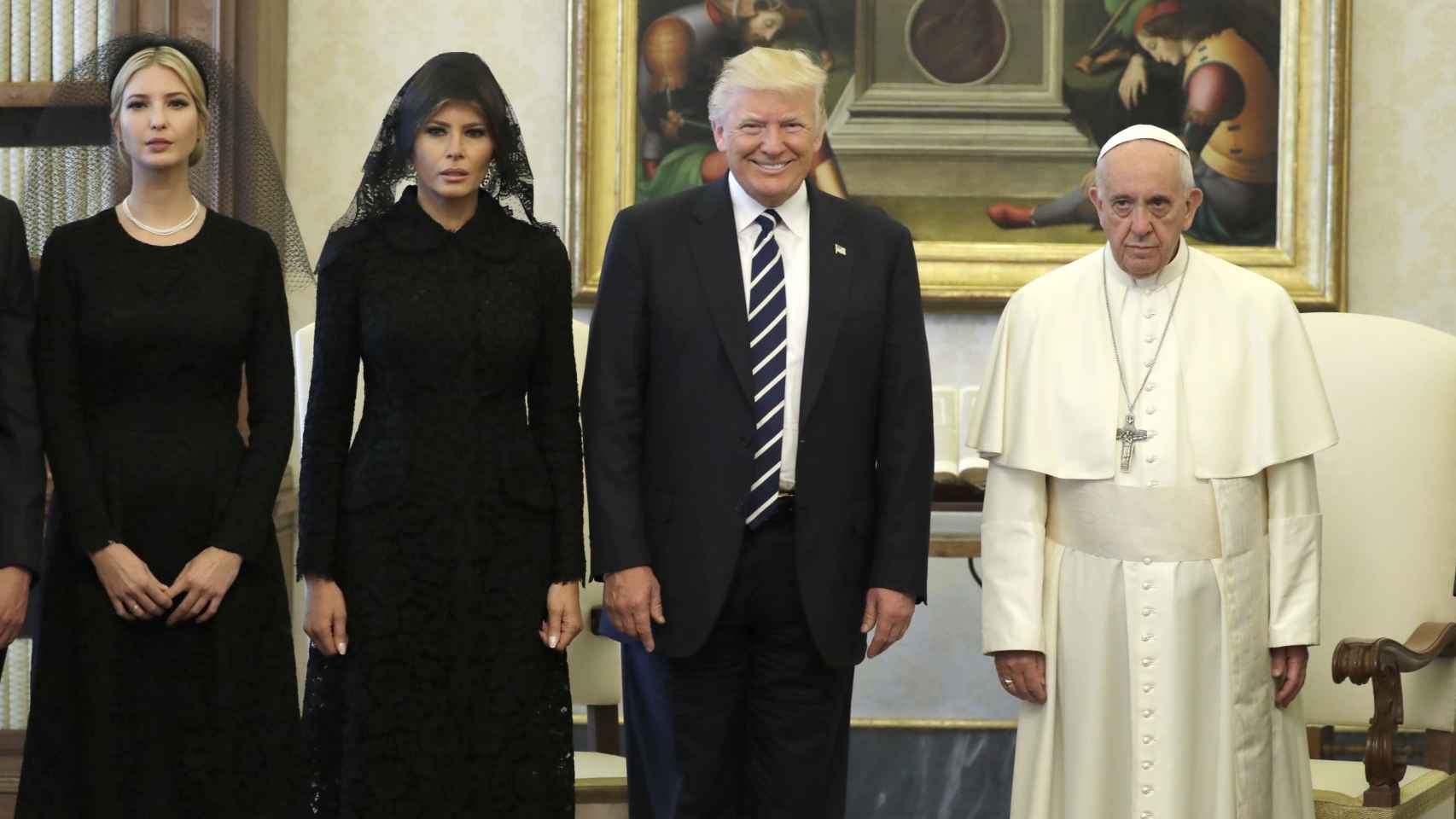 Ivanka, Melania y Donald Trump con Francisco.