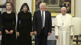 Ivanka, Melania y Donald Trump con Francisco.