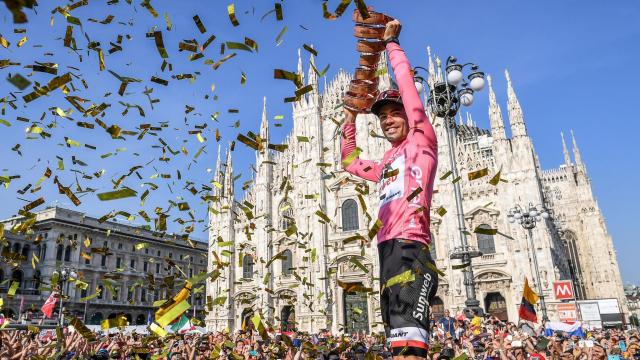 Tom Dumouli, con el trofeo que le acredita como ganador del Giro.