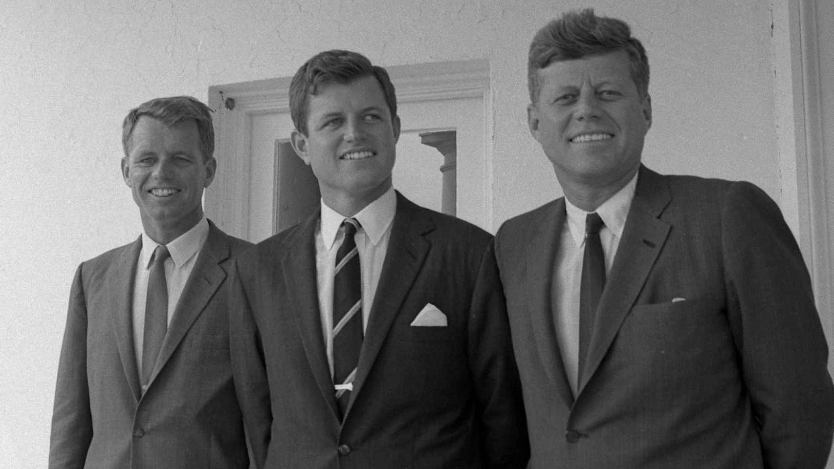 JFK, junto a sus hermanos, el senador Edward M. Kennedy (c) y el fiscal general de Estados Unidos, Robert F. Kennedy