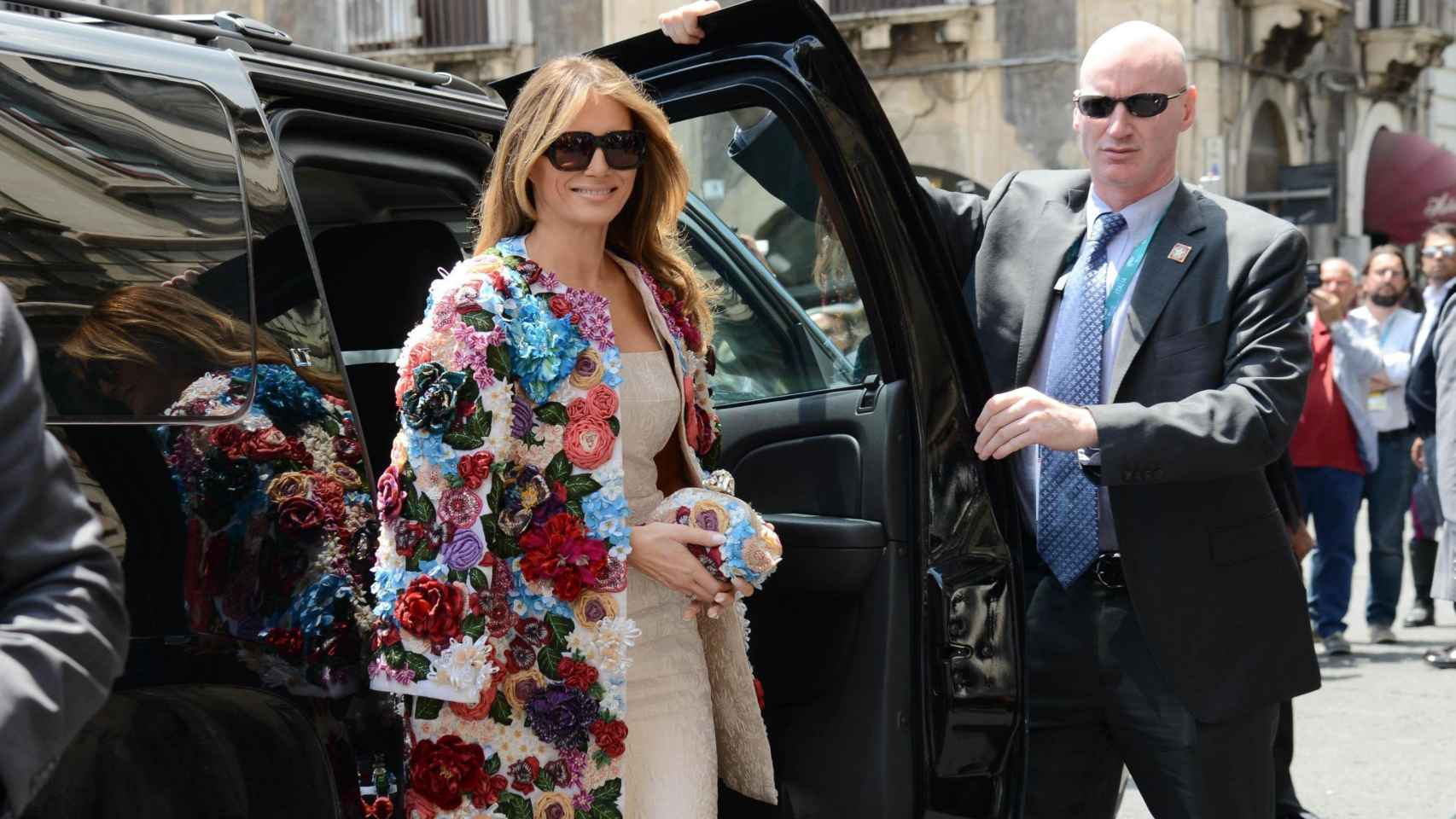 Melania Trump, a su llegada al acto con las primeras damas.