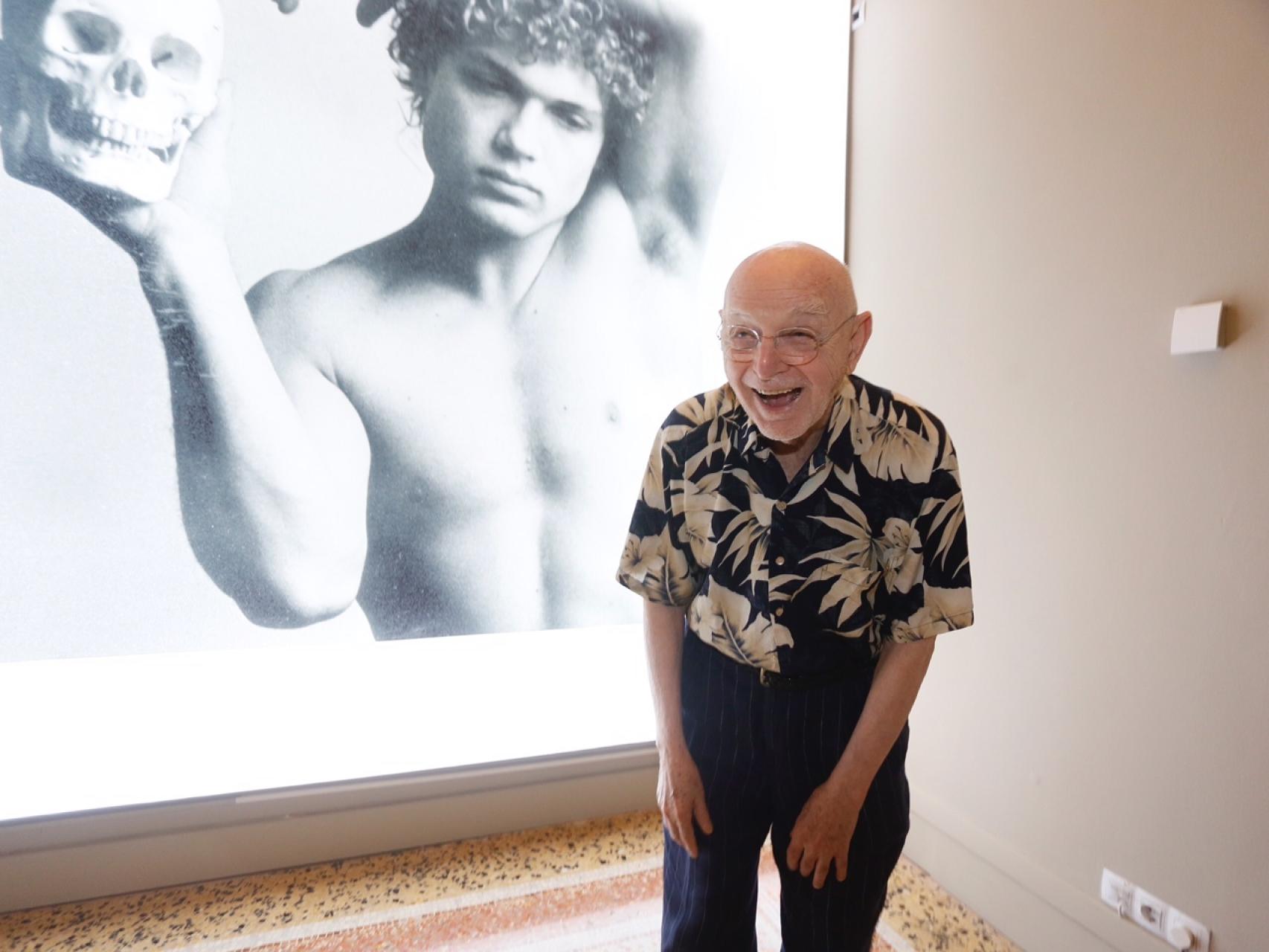 Duane Michals junto a una de sus fotografías incluidas en la exposición de Mapfre.