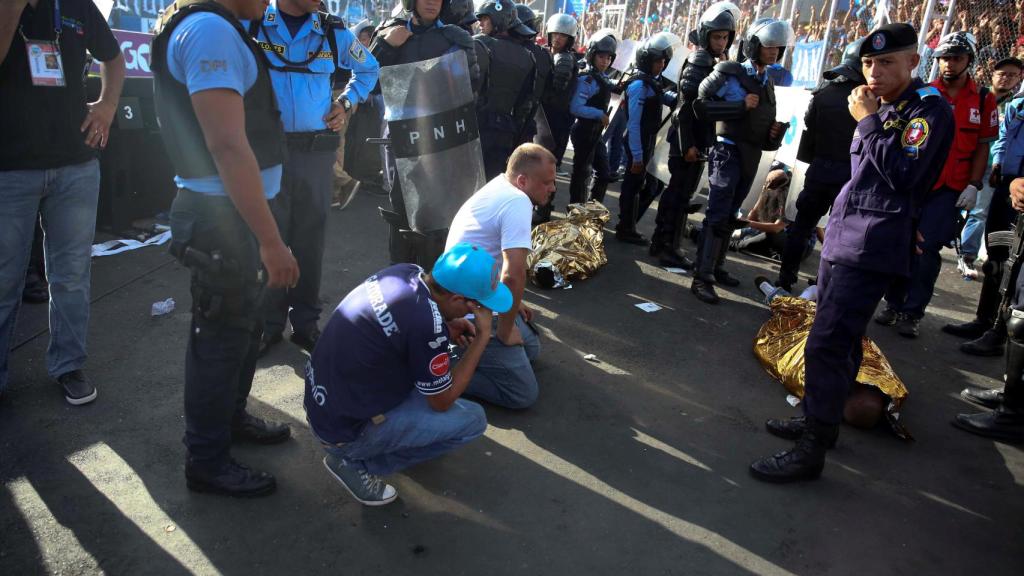 Dos cuerpos yacen sin vida entre la policía antes del comienzo del partido