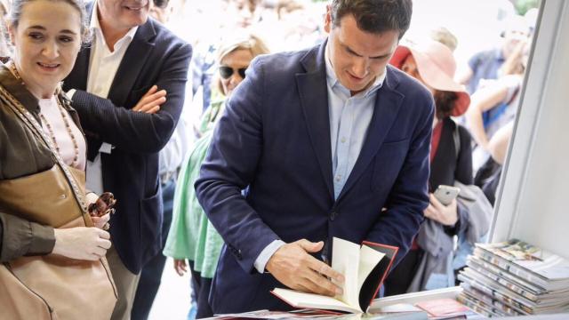 Albert Rivera, en la feria del libro de Madrid.