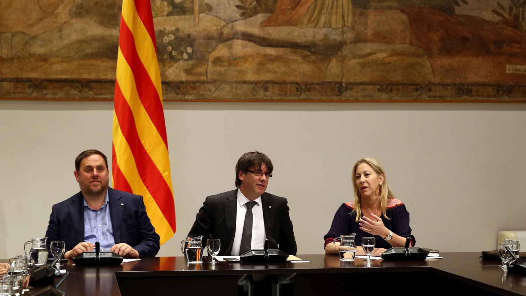 Oriol Junqueras, Carles Puigdemont y Neus Munté este lunes en Barcelona.