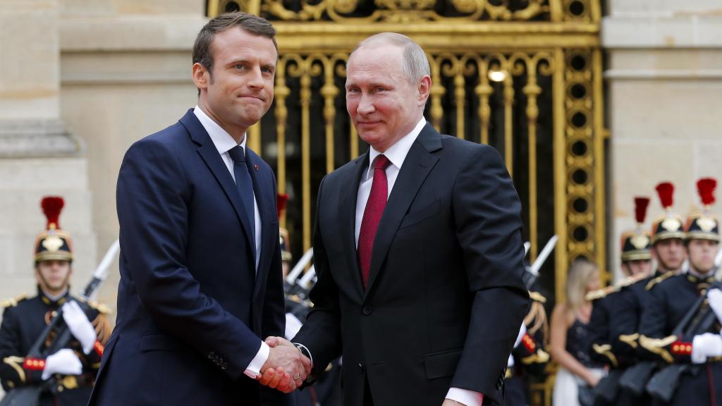 El presidente francés Emmanuel Macron saluda a su homólogo ruso, Vladímir Putin en el Elíseo, en 2017.