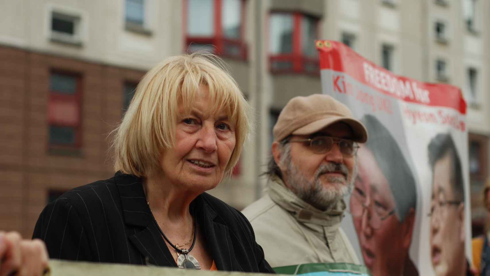 Gerda protesta con otros manifestantes todas las semanas frente a la embajada