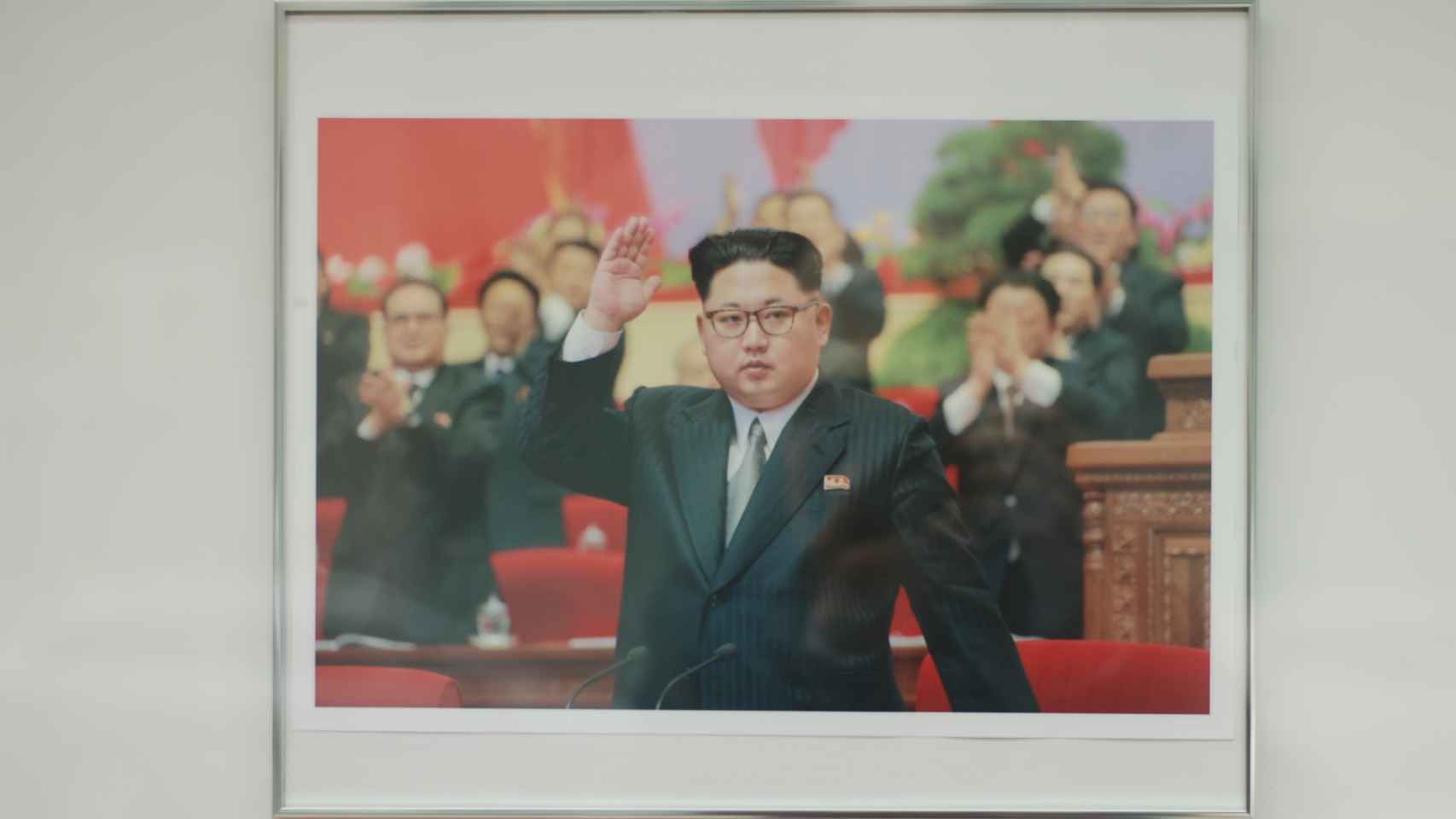Retrato de Kim Jung-Un en el tablón de la entrada de la embajada norcoreana