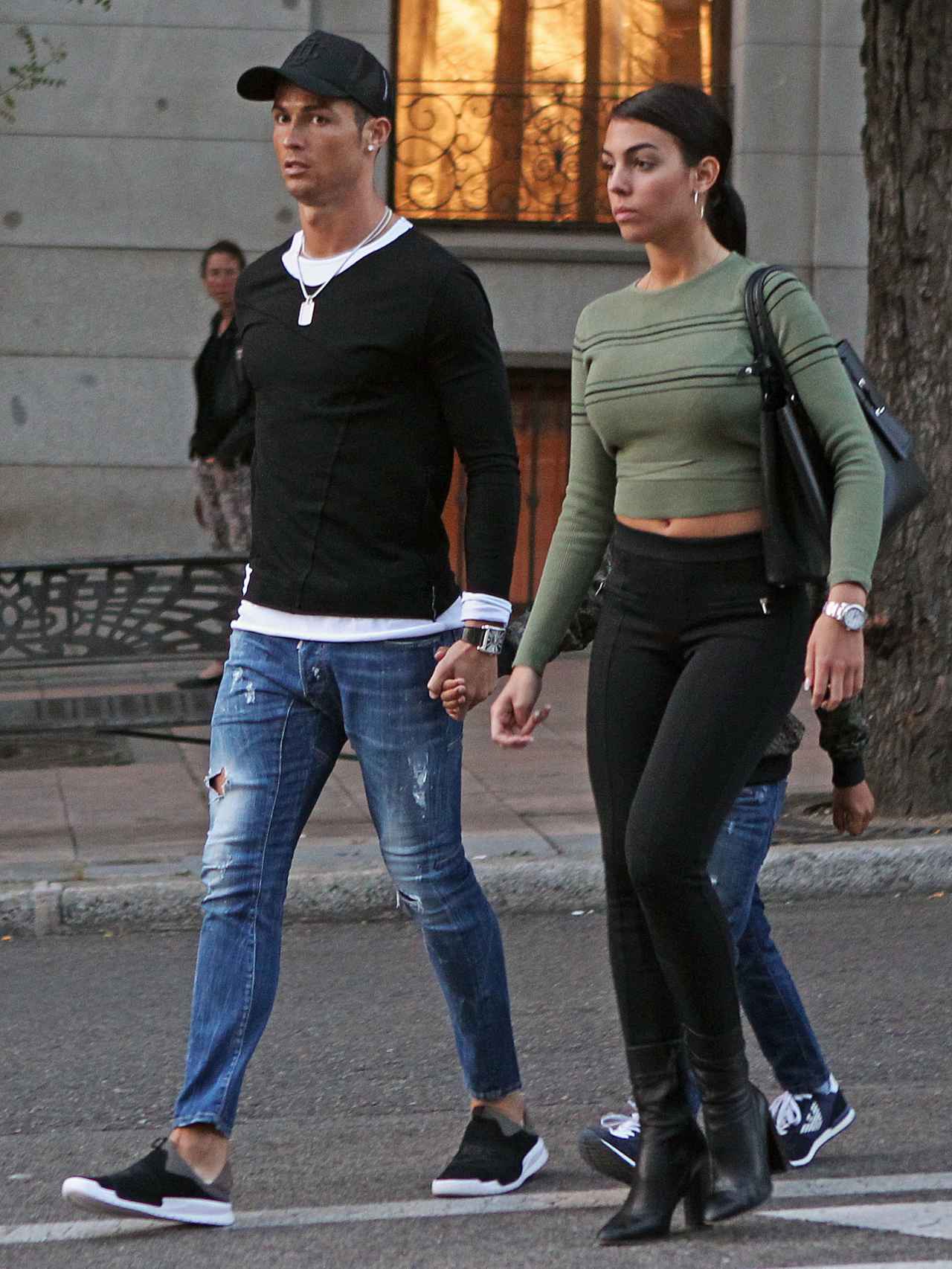 El futbolista y su novia por las calles de Madrid.