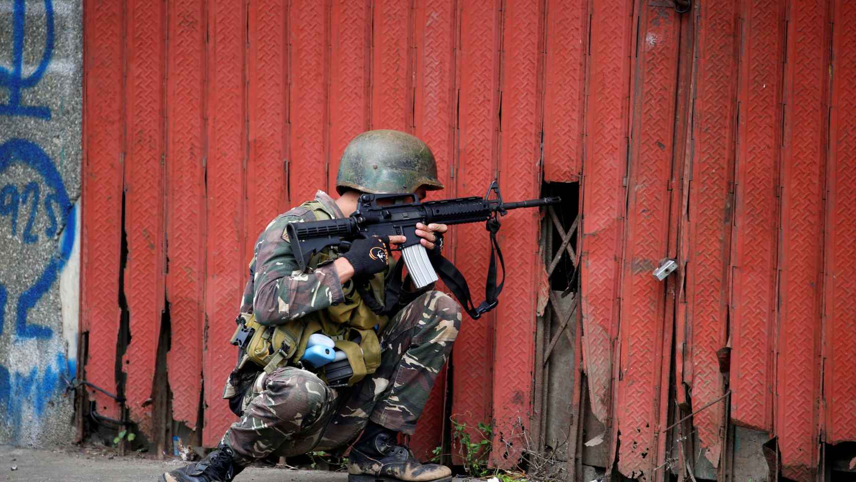 Soldado filipino este lunes en las calles de Marawi