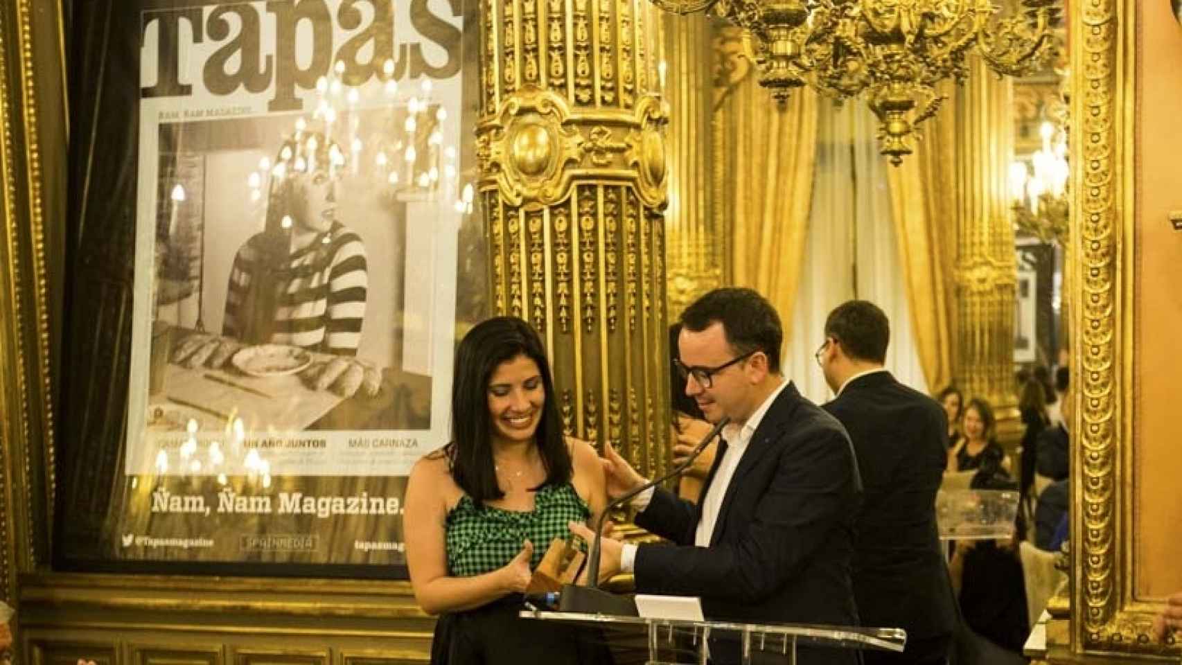 Paco Morales recibiendo el premio Chef Of The Year 2016 junto a Mariana Tapias. | Foto: Carlos Cortés.