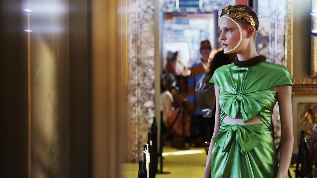 Una de las 115 salidas del desfile de Gucci Crucero 2018. | Foto: Getty Images.