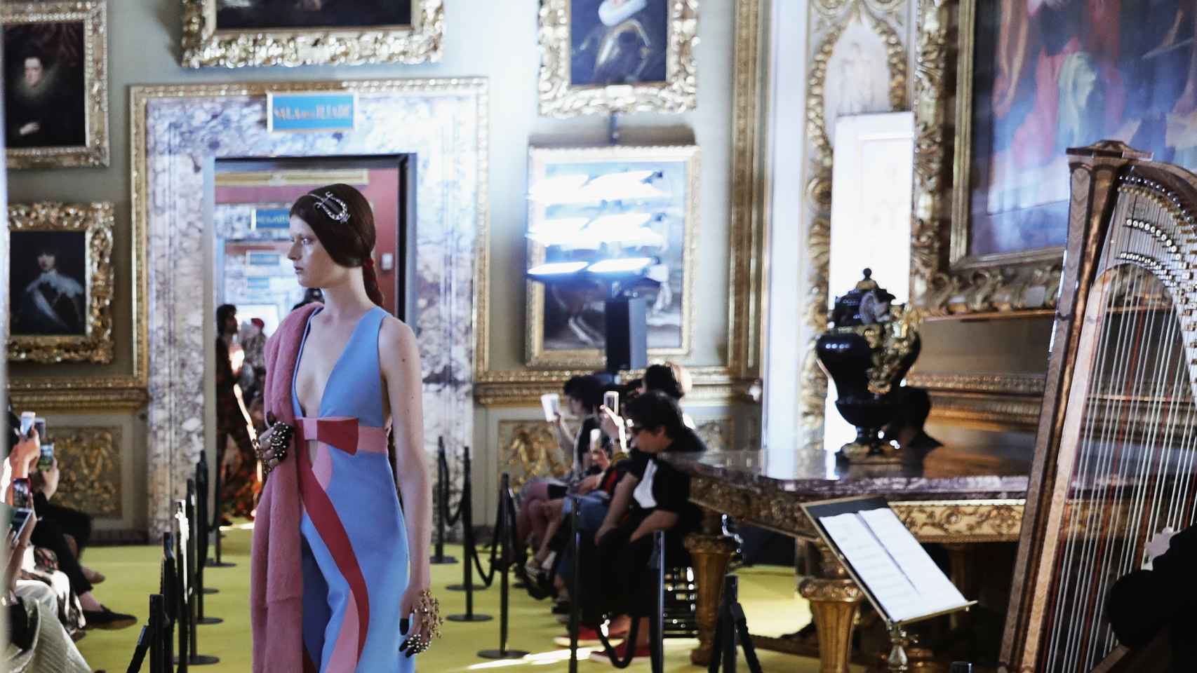 Una de las modelos, con turbante, desfilando en el Palazzo Pitti. | Foto: Getty Images.