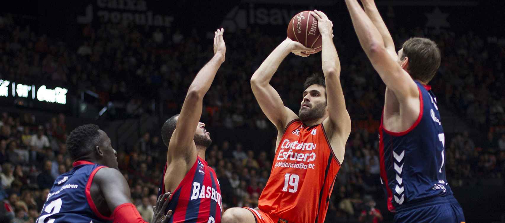 San Emeterio intenta lanzar en un Baskonia - Valencia Basket de este curso.