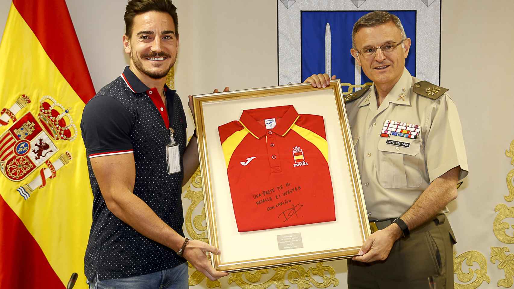Damián Quintero hace entrega de una camiseta en su visita al Estado Mayor de la Defensa.