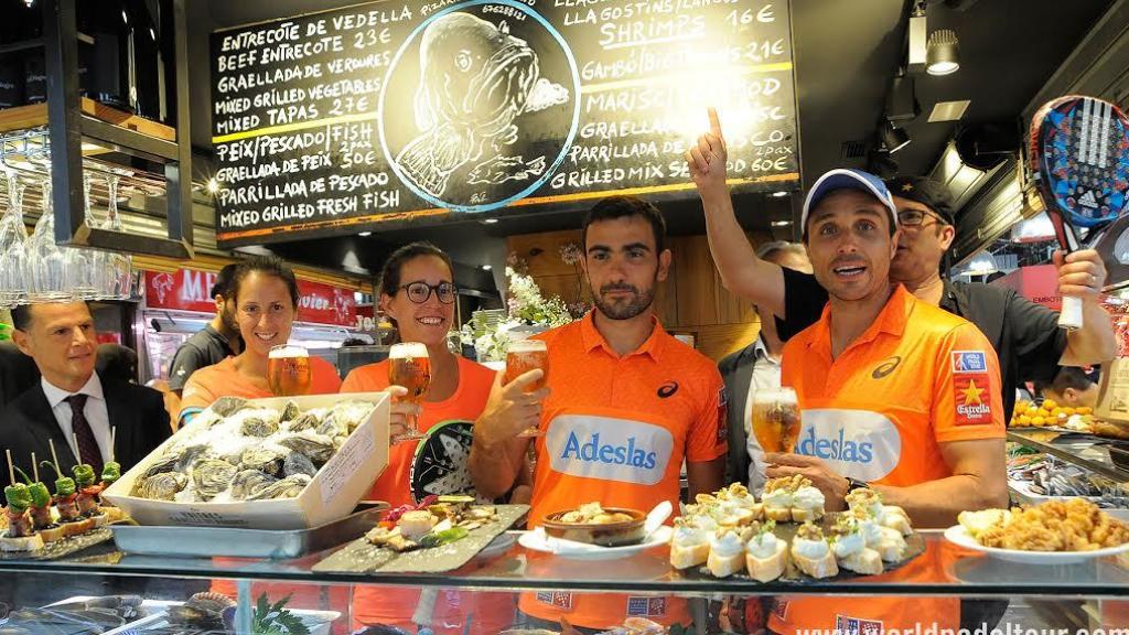 Los jugadores posan entre tapas y cañas en La Boquería.