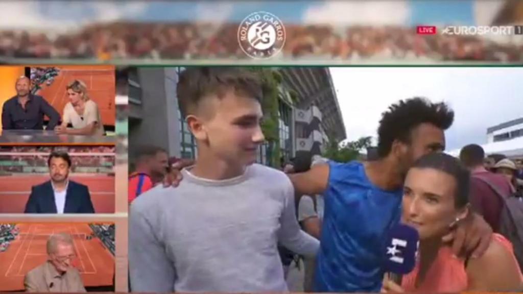 Hamou intentando besar a la reportera de Eurosport.