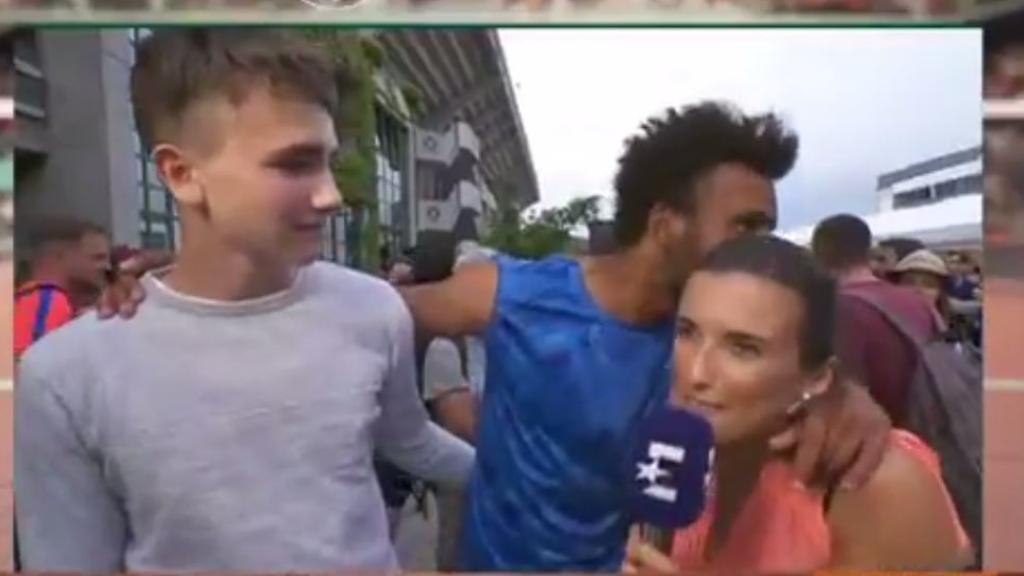 Hamou intentando besar a la reportera de Eurosport.