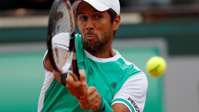 Verdasco, golpeando un revés ante Zverev.