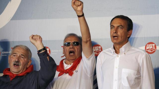 Fernández Villa, junto a Alfonso Guerra y José Luis Rodríguez Zapatero.